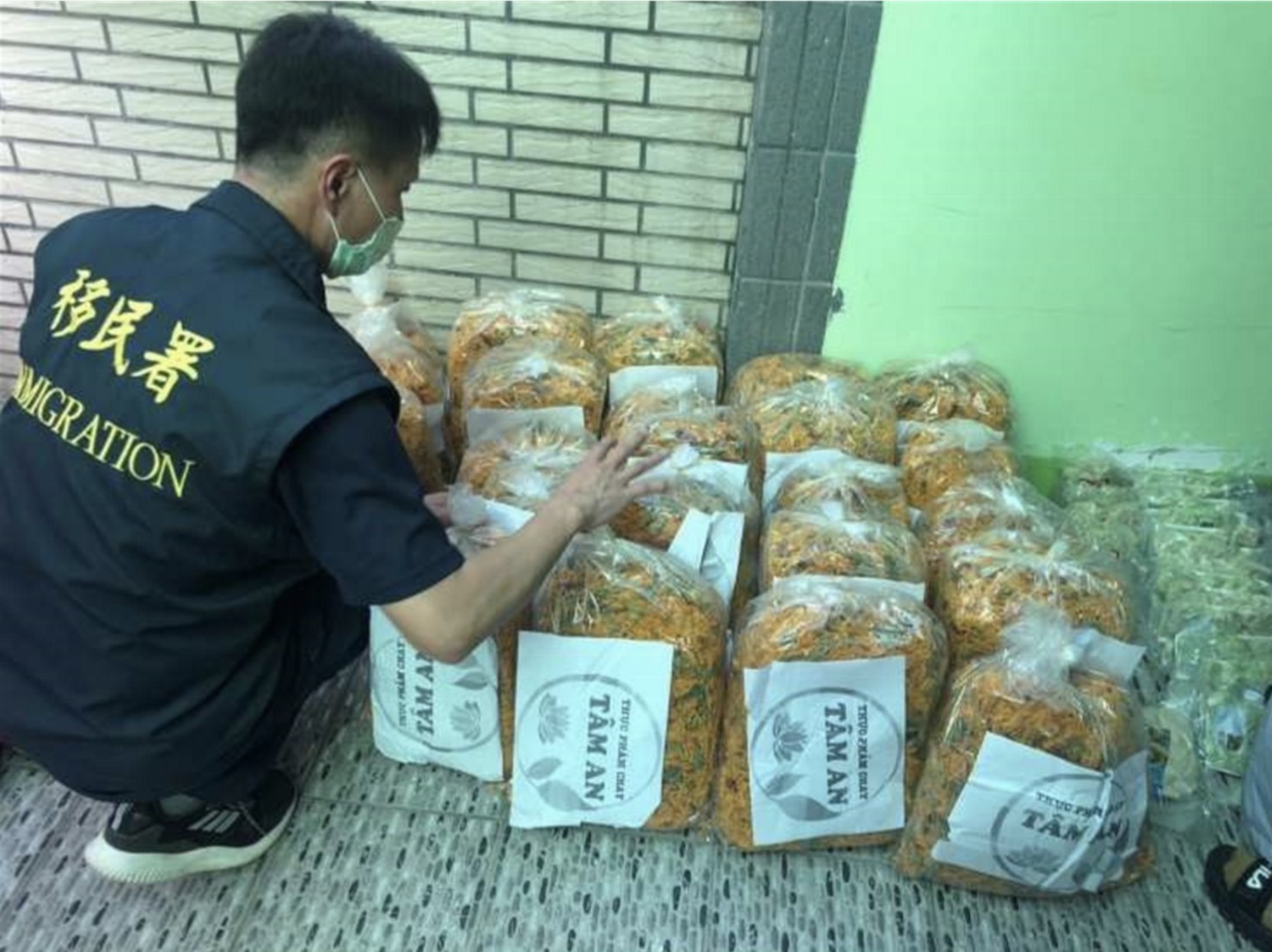 The National Immigration Agency seized Vietnamese pork products of unknown origin which tested positive for African swine fever. (Photo/provided by the National Immigration Agency)